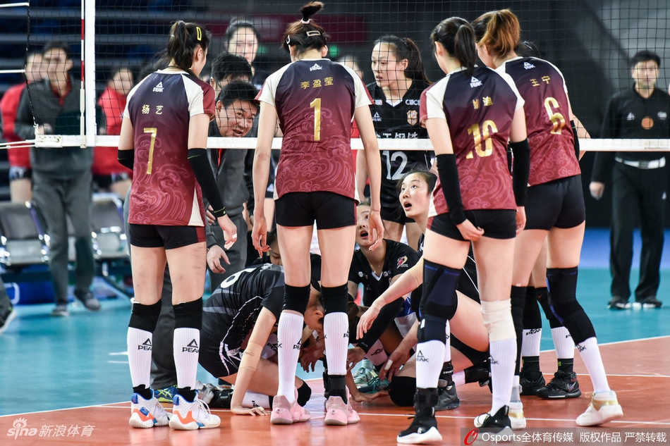 排超决赛江苏女排刁琳宇受伤