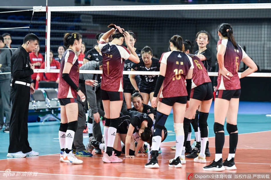 排超决赛江苏女排刁琳宇受伤