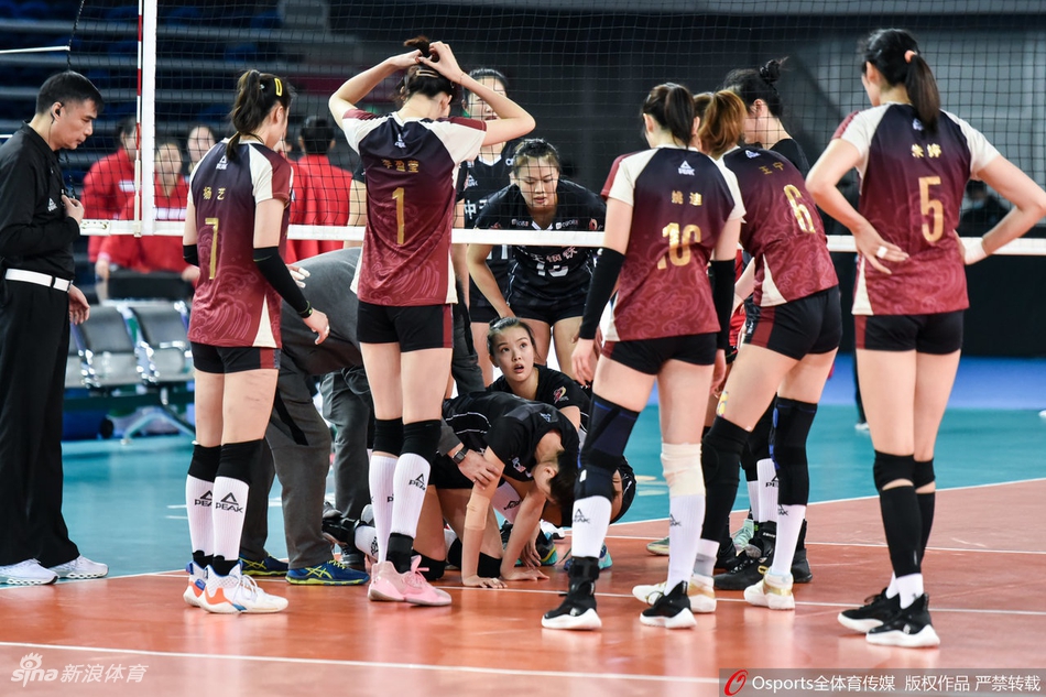 排超决赛江苏女排刁琳宇受伤
