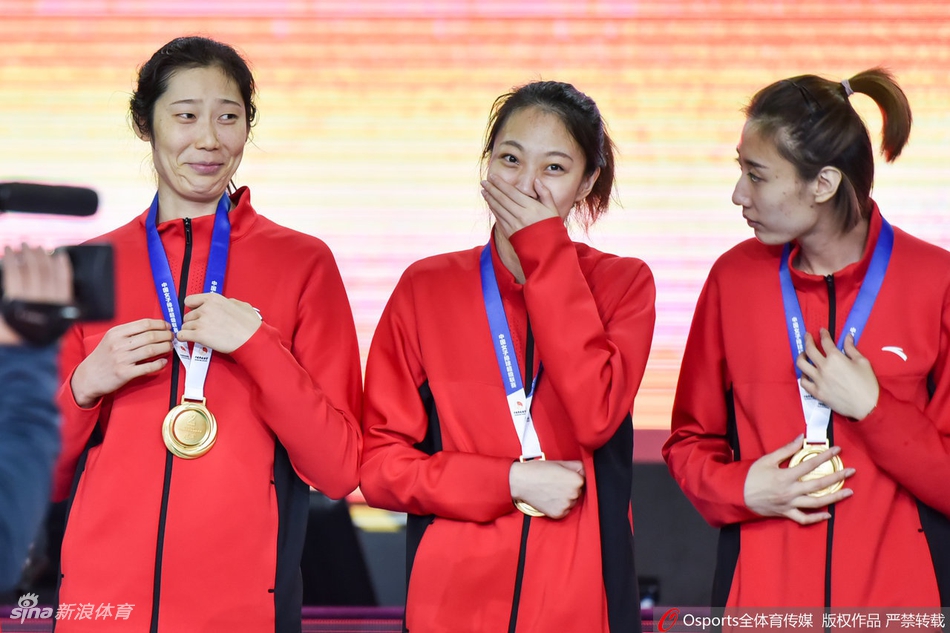 排超颁奖仪式朱婷捧起奖杯