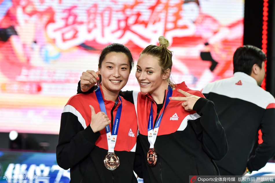 排超颁奖仪式朱婷捧起奖杯