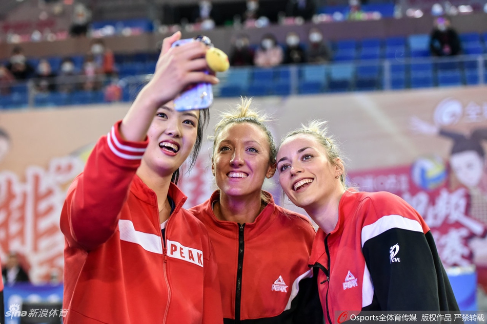 排超颁奖仪式朱婷捧起奖杯