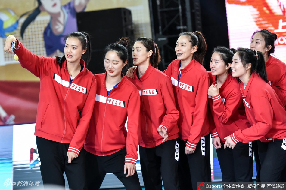 排超颁奖仪式朱婷捧起奖杯