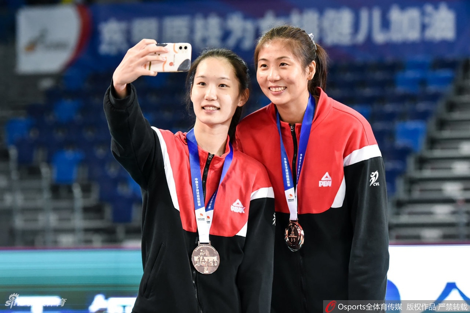 排超颁奖仪式朱婷捧起奖杯