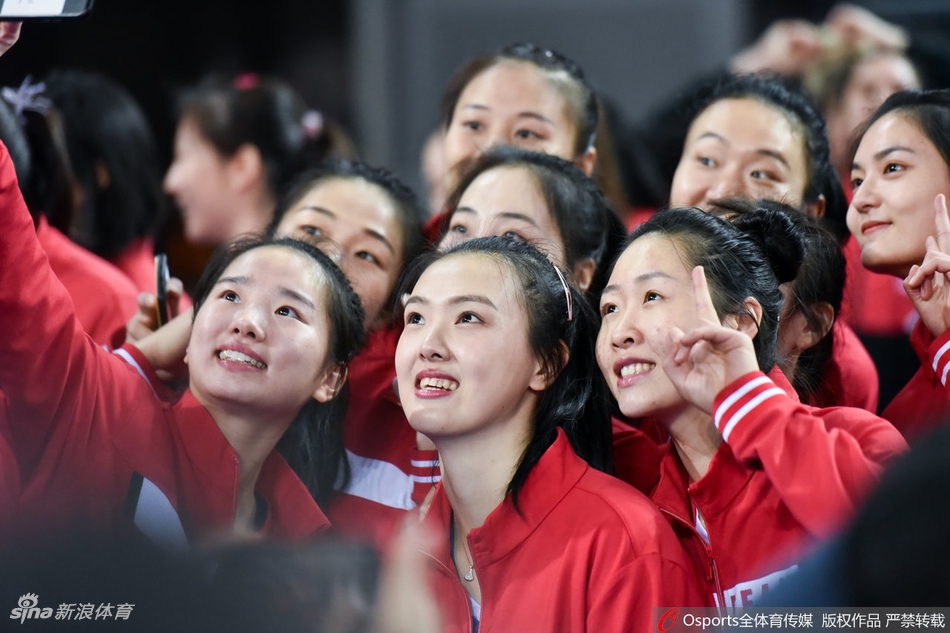 排超颁奖仪式朱婷捧起奖杯