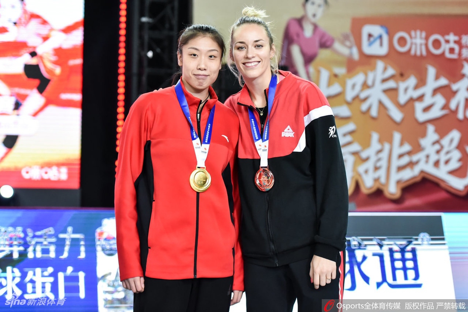 排超颁奖仪式朱婷捧起奖杯