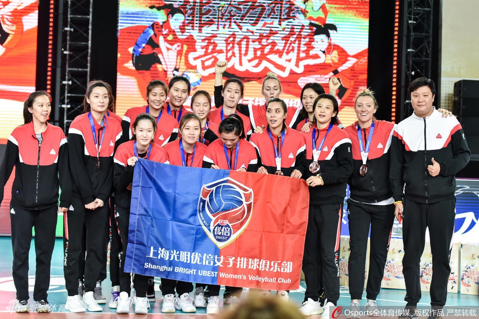 排超颁奖仪式朱婷捧起奖杯