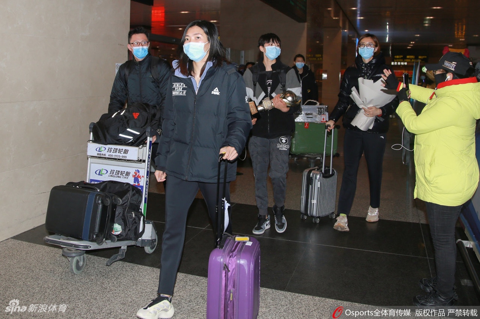 天津女排载誉而归热情球迷接机