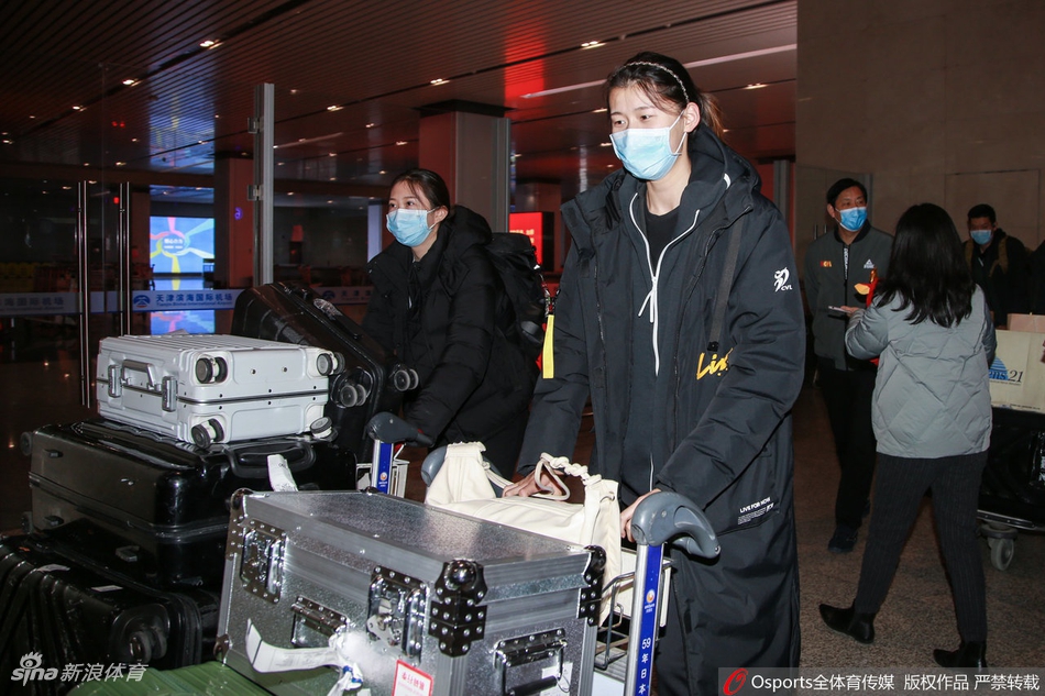 天津女排载誉而归热情球迷接机