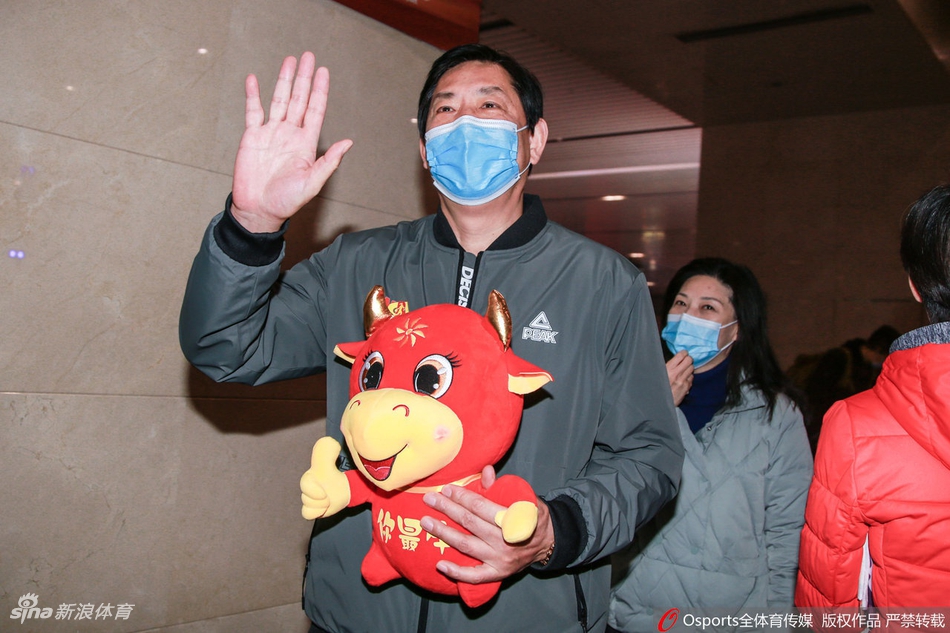 天津女排载誉而归热情球迷接机