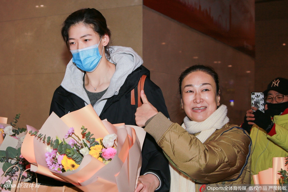 天津女排载誉而归热情球迷接机