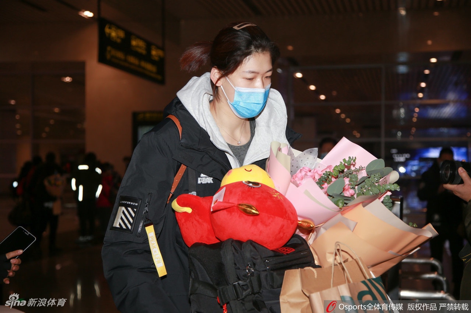 天津女排载誉而归热情球迷接机