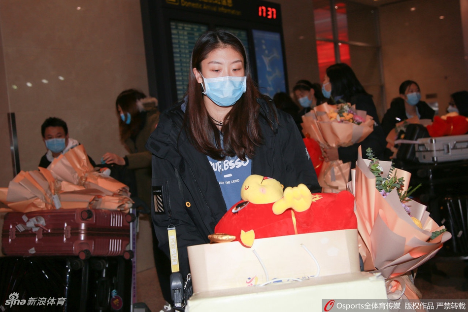 天津女排载誉而归热情球迷接机