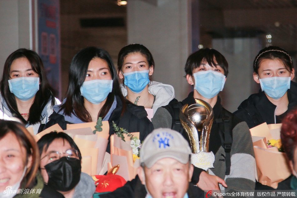 天津女排载誉而归热情球迷接机