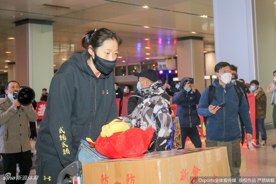 天津女排载誉而归热情球迷接机