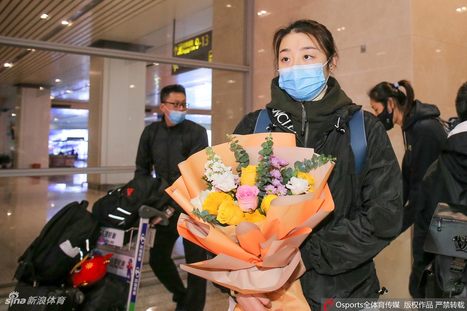 天津女排载誉而归热情球迷接机