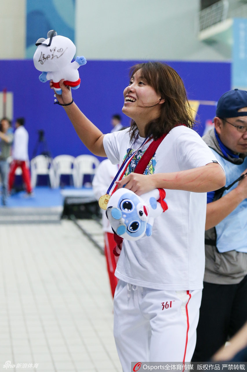 傅园慧抛洒小玩偶与粉丝互动