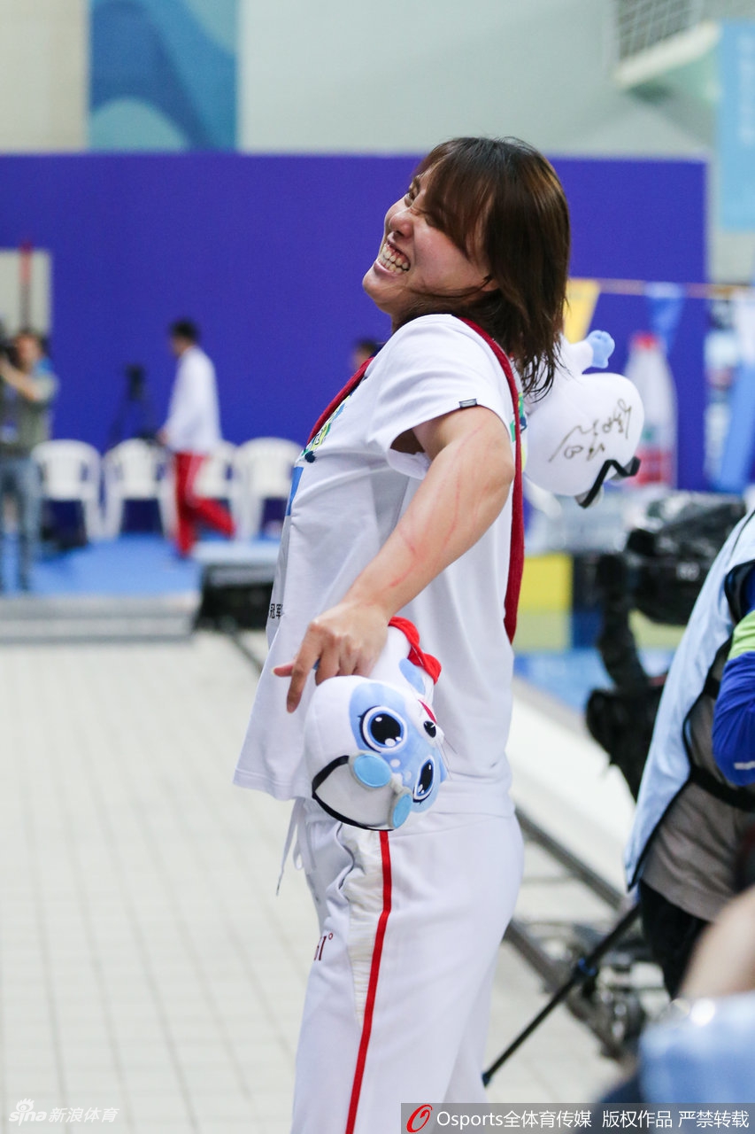 傅园慧抛洒小玩偶与粉丝互动