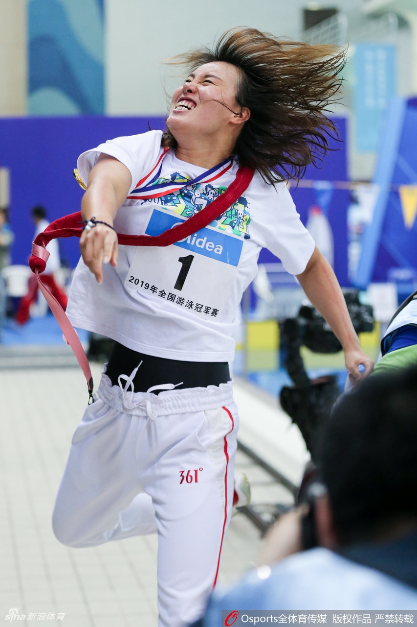 傅园慧抛洒小玩偶与粉丝互动