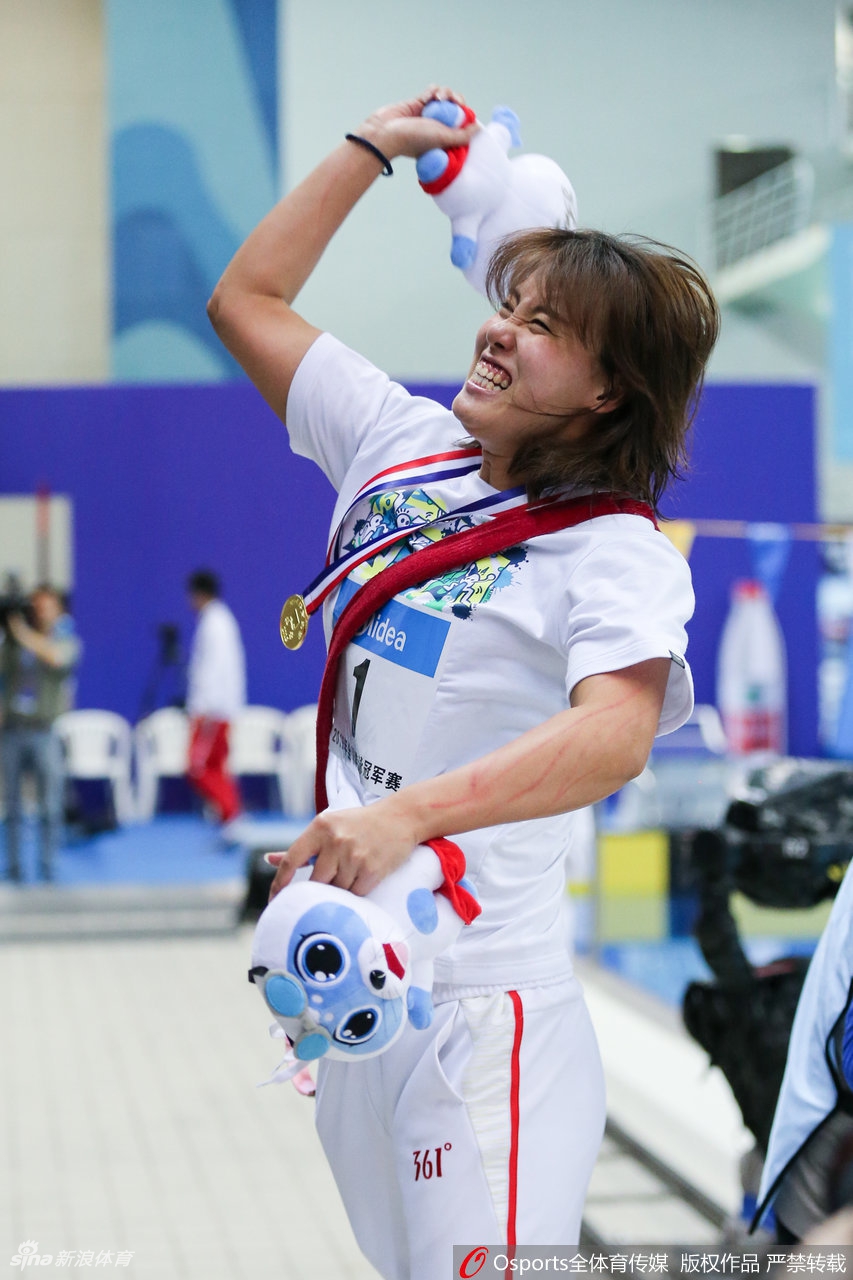 傅园慧抛洒小玩偶与粉丝互动