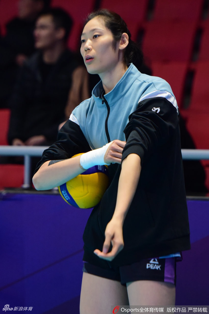 排超联赛朱婷现身手缠胶带