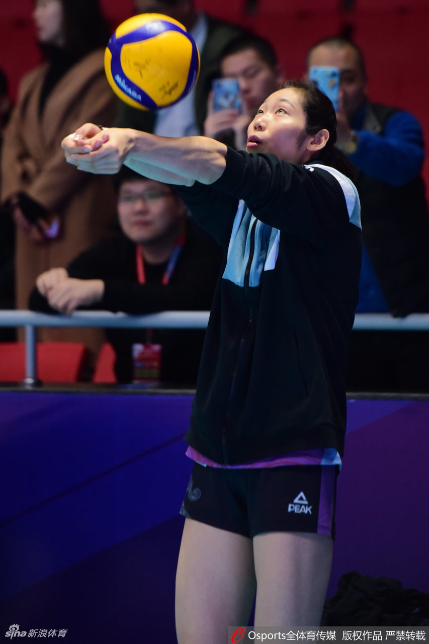 排超联赛朱婷现身手缠胶带