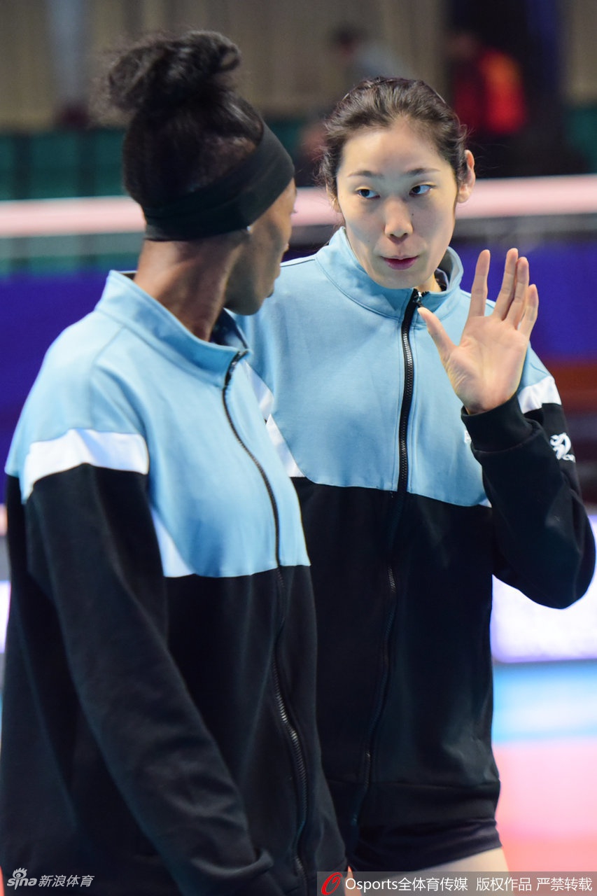 排超联赛朱婷现身手缠胶带