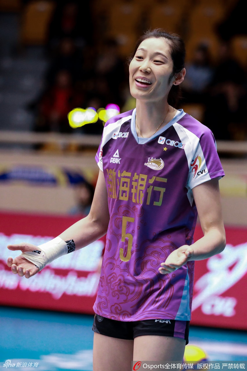 朱婷化身表情包又秀脚法