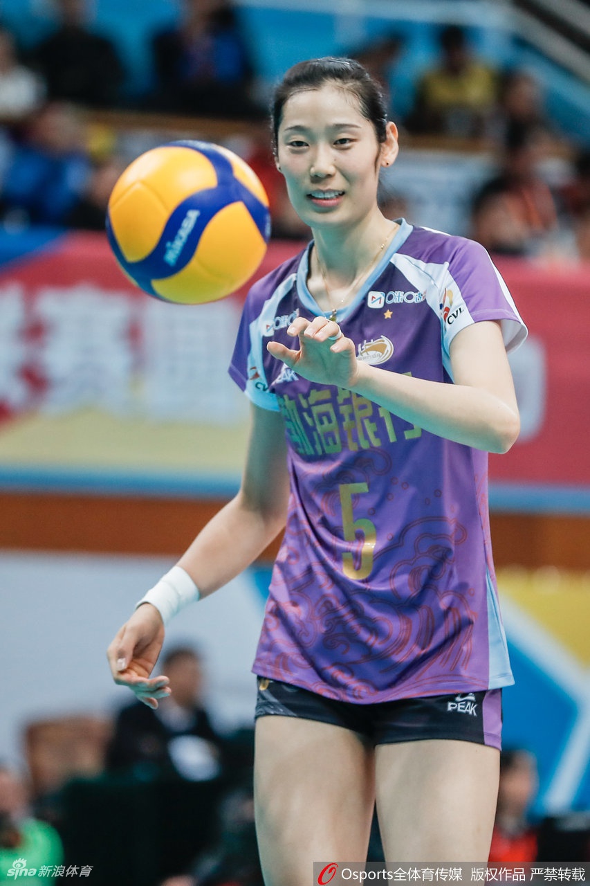 排超赛场的朱婷式微笑