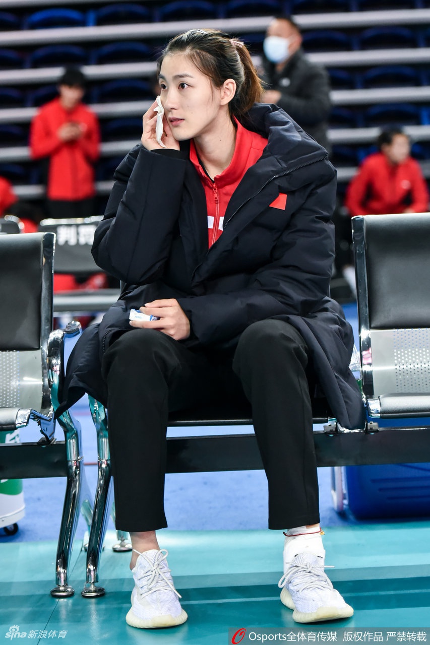 刁琳宇因伤未能出场赛后落泪
