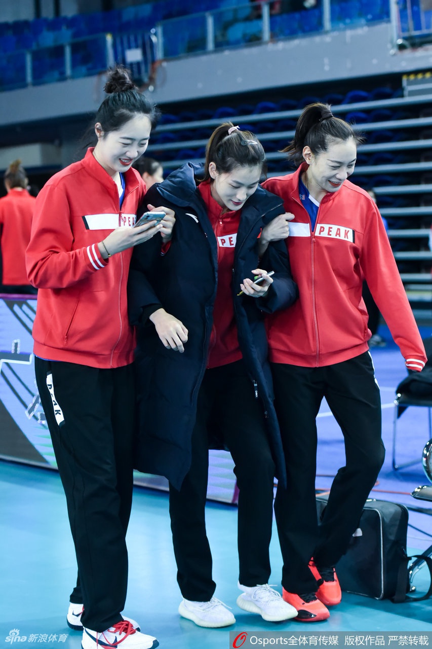 排超颁奖仪式朱婷捧起奖杯