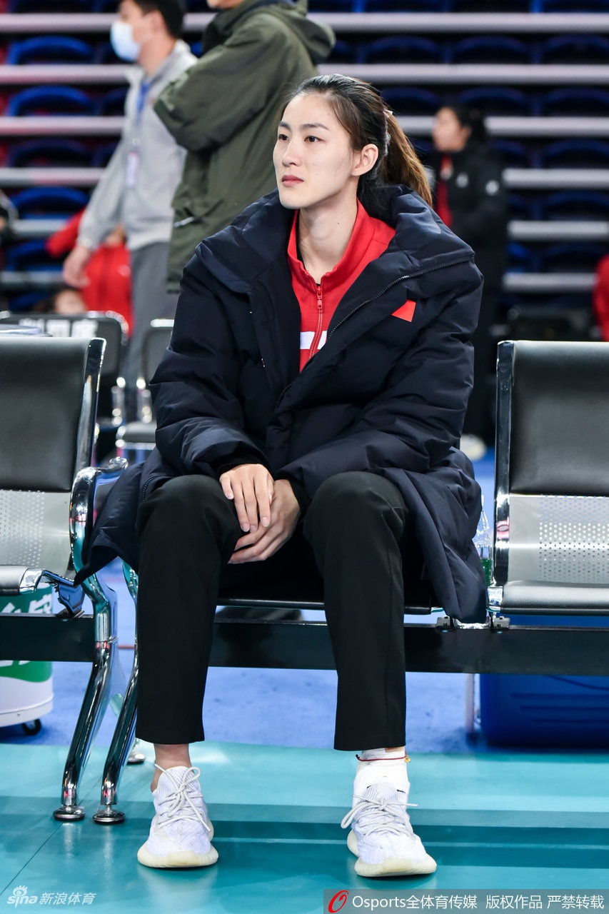 刁琳宇因伤未能出场赛后落泪