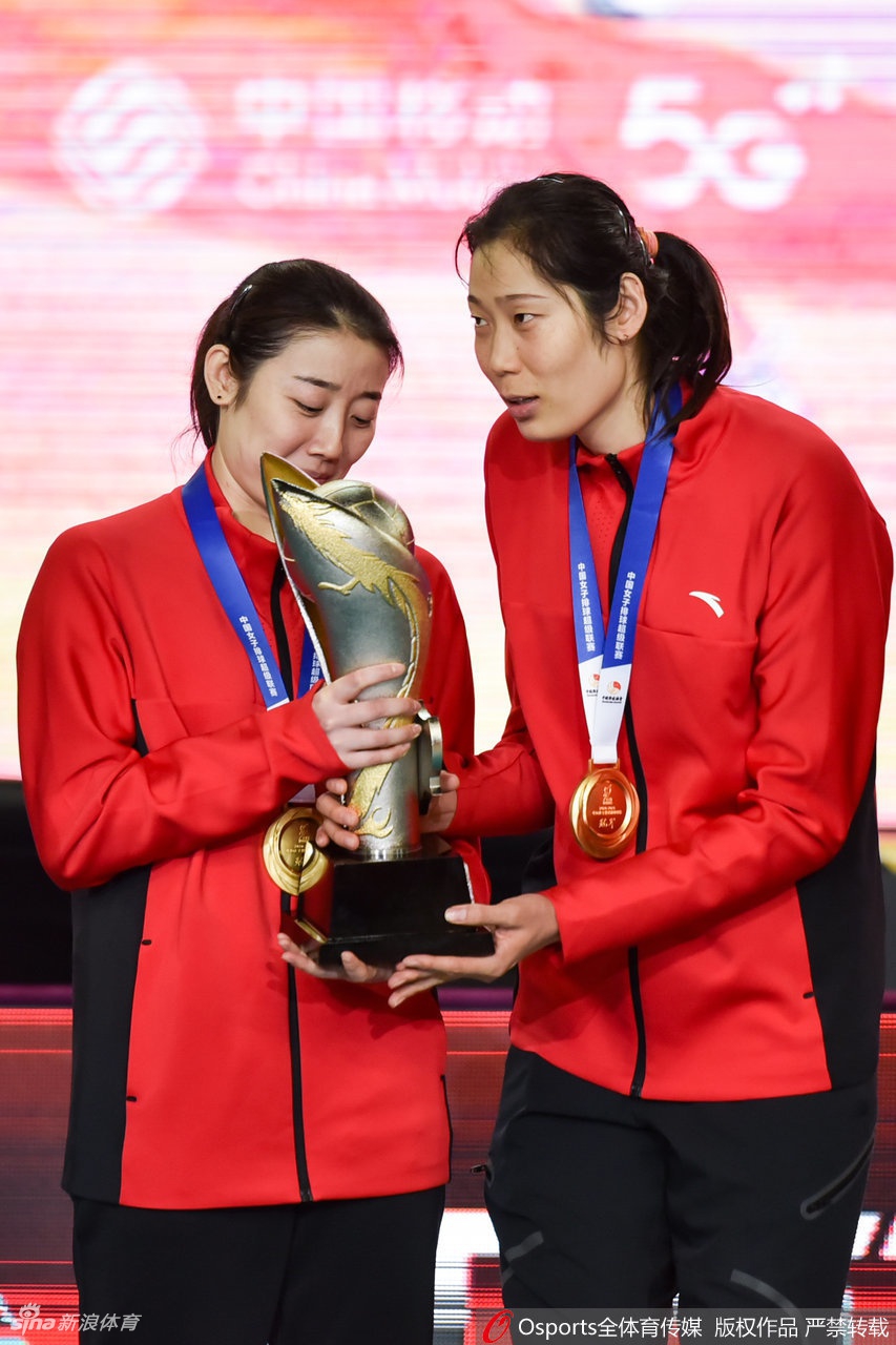 排超颁奖仪式朱婷捧起奖杯