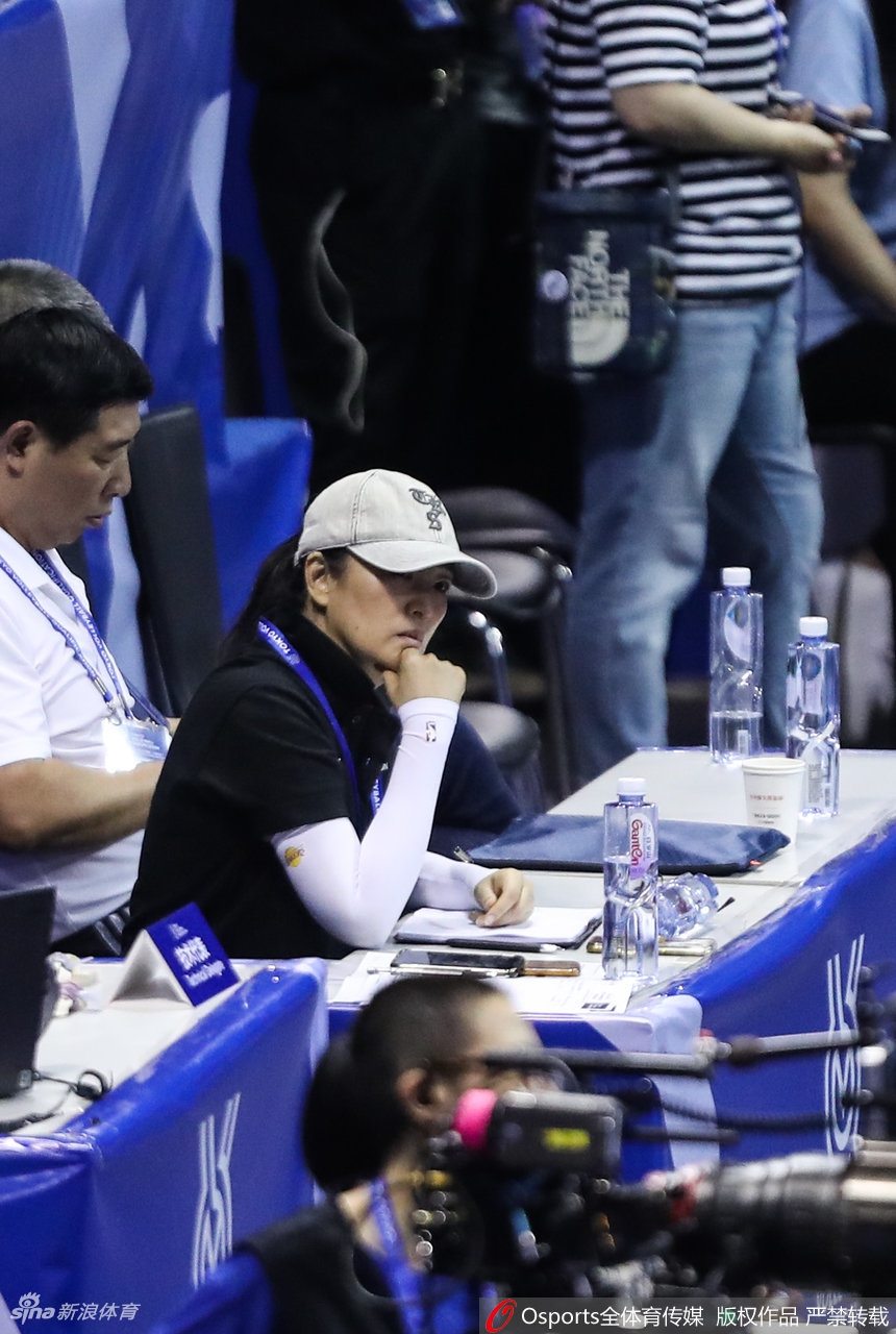 中国女排vs捷克 巩俐场边观战
