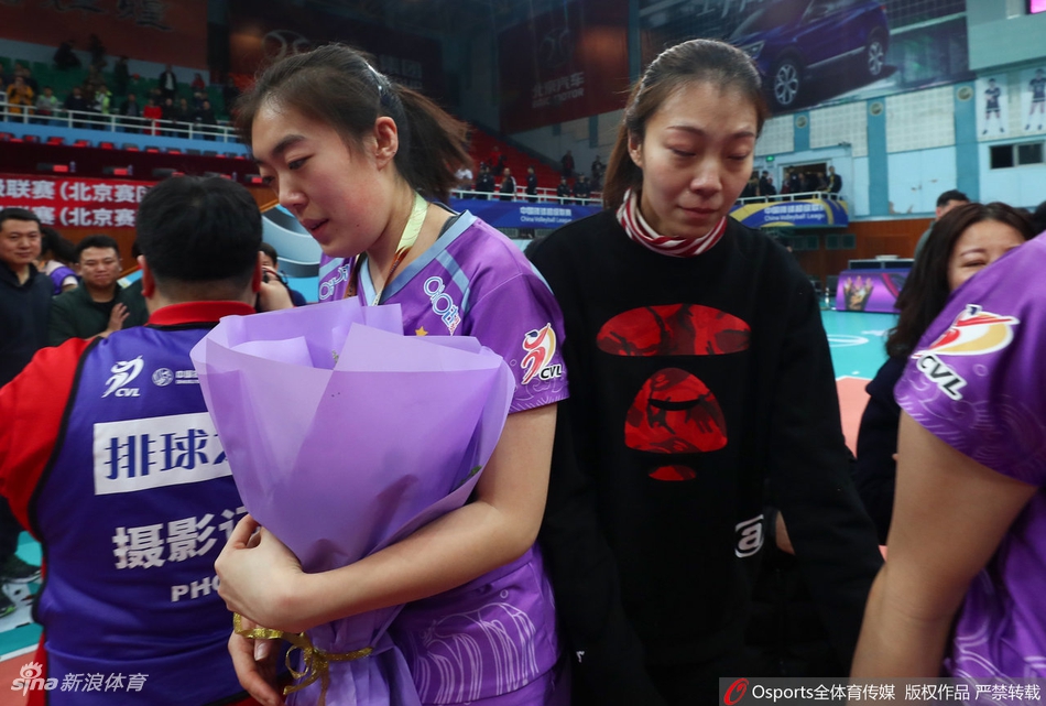 天津女排获得亚军泪洒赛场