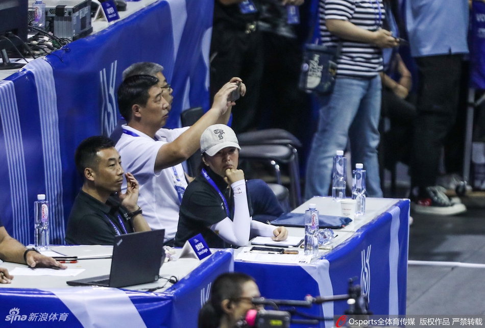 中国女排vs捷克 巩俐场边观战