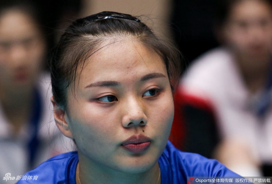 江苏女排无缘四强队员难掩失落痛苦流泪