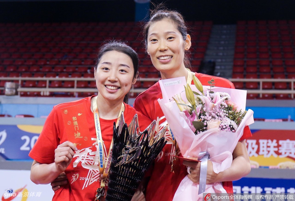 天津女排夺得联赛第12冠