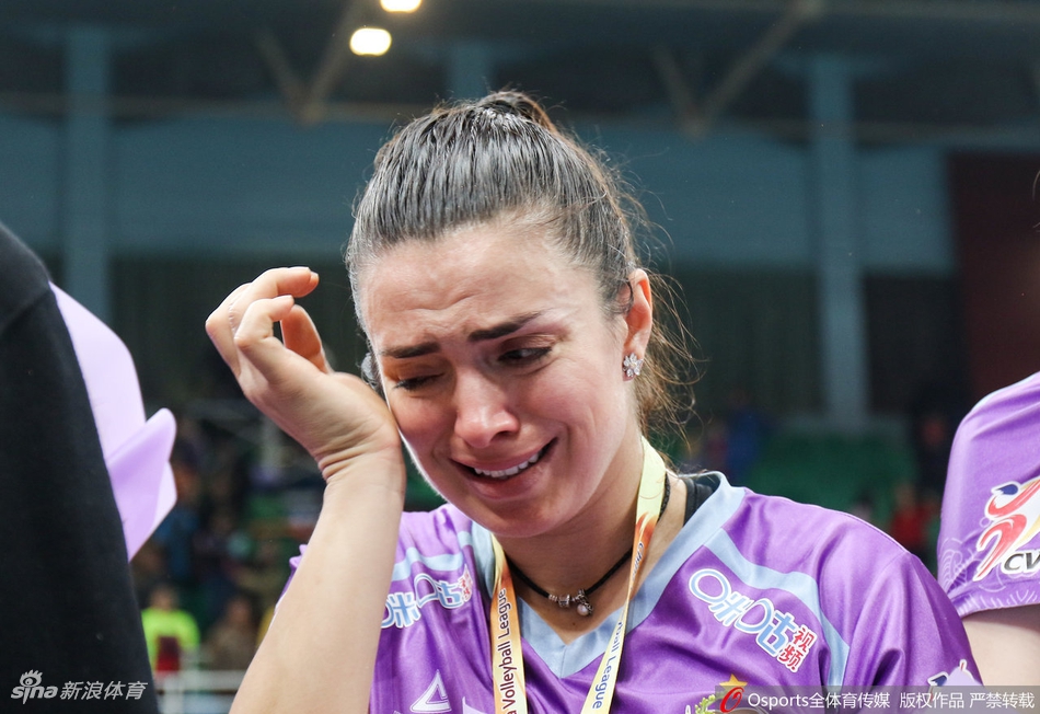 天津女排获得亚军泪洒赛场