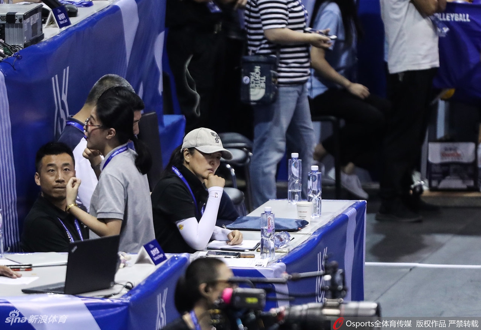 中国女排vs捷克 巩俐场边观战