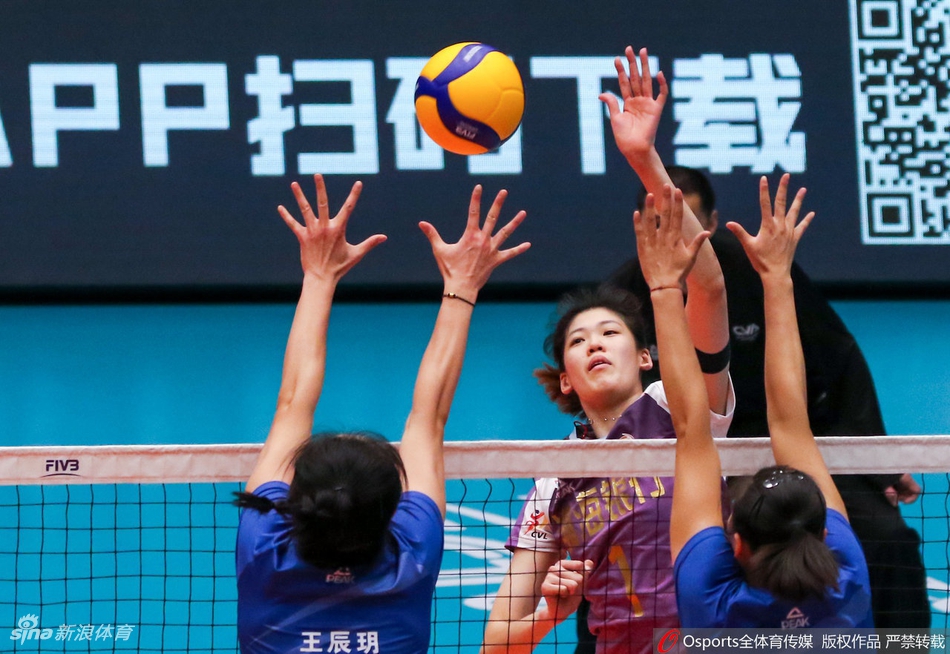 朱婷伤停激情犹在 拥抱独得35分的李盈莹