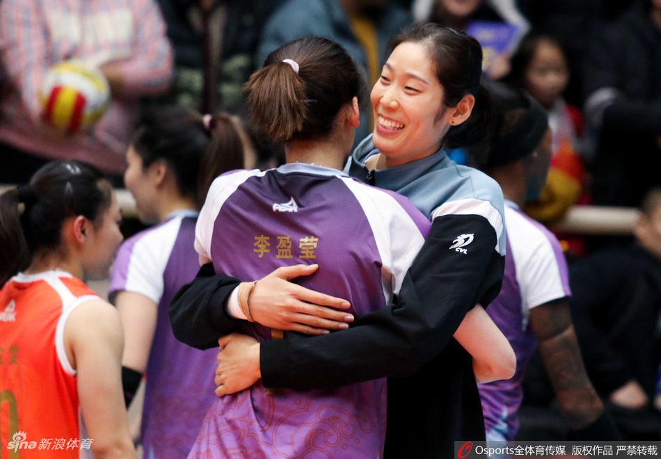 朱婷伤停激情犹在 拥抱独得35分的李盈莹