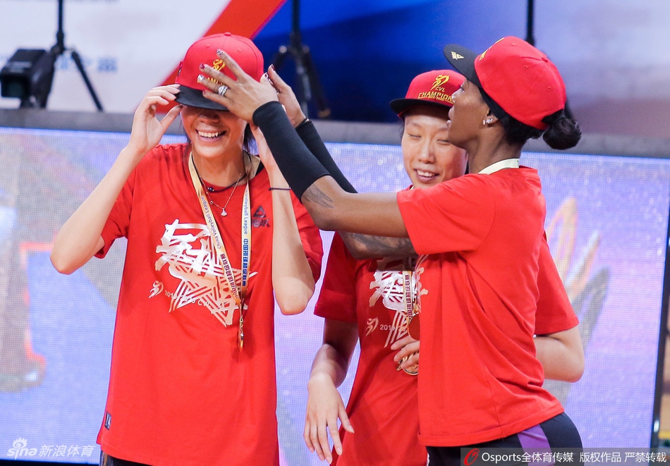 天津女排夺得联赛第12冠