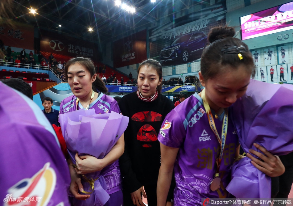 天津女排获得亚军泪洒赛场