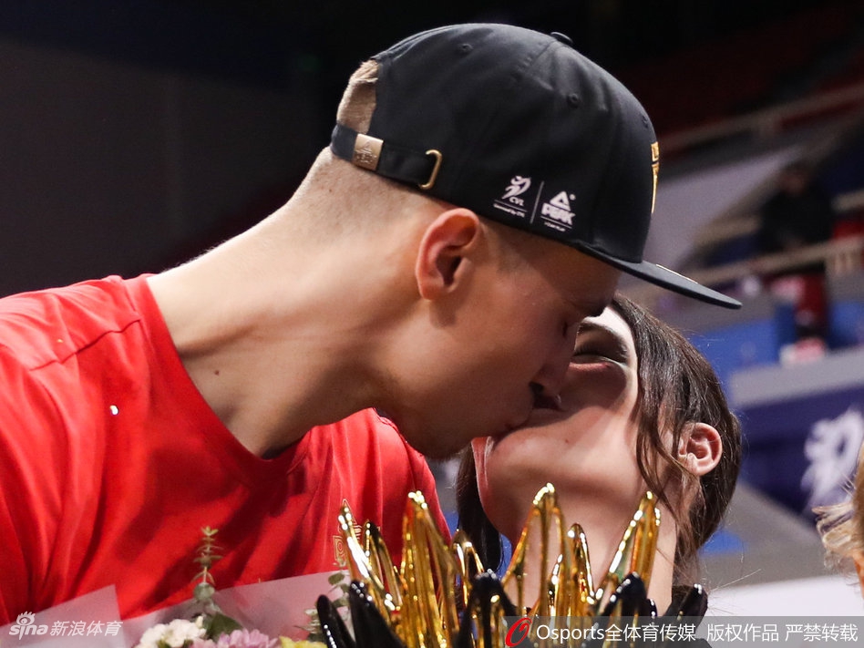 上海男排夺冠 外援的萌娃抢镜