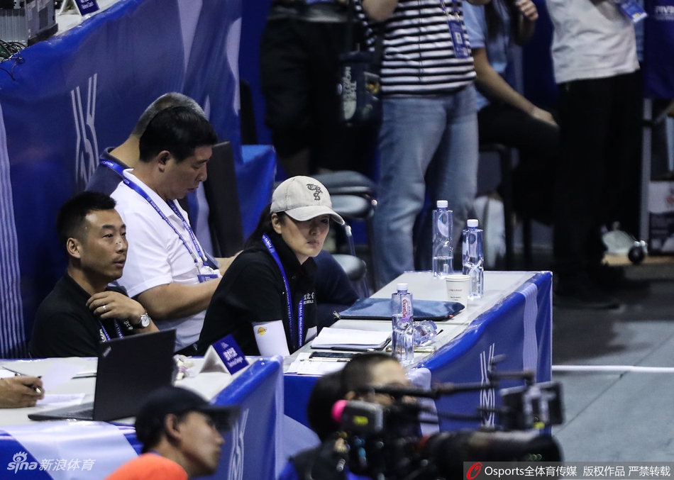 中国女排vs捷克 巩俐场边观战