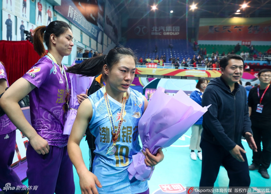 天津女排获得亚军泪洒赛场