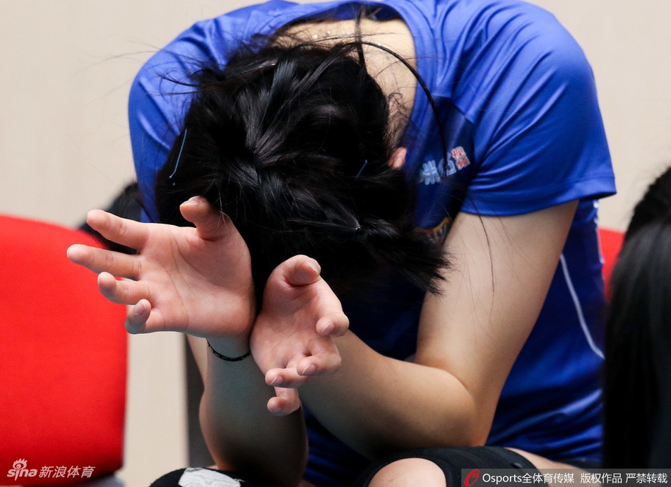 江苏女排无缘四强队员难掩失落痛苦流泪
