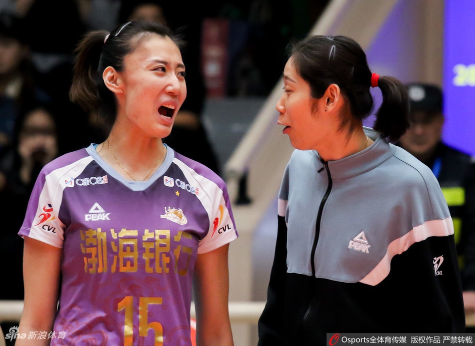 朱婷伤停激情犹在 拥抱独得35分的李盈莹