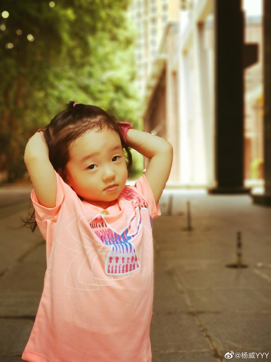 杨威亲上阵带儿女练体操